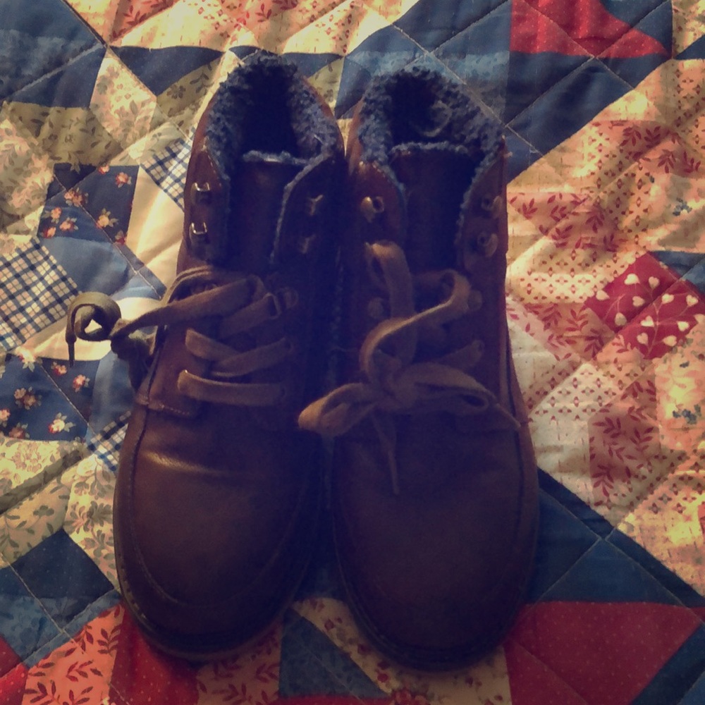 Boys winter boots cat & Jack size 6 brown lined